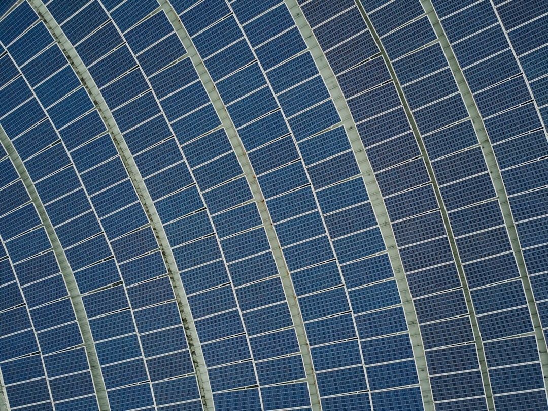 Dicht angeordnete blaue Solarzellen in mehreren Modulreihen