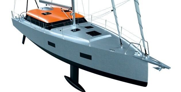 Moderne Segelyacht mit silberfarbenem Rumpf und orangefarbenem Aufbau