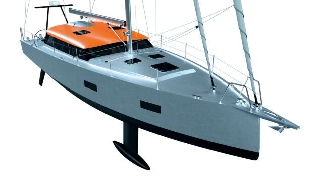Moderne Segelyacht mit silberfarbenem Rumpf und orangefarbenem Aufbau